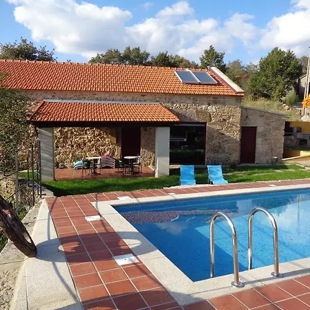 Casa Entre-palheiros E Casa Do Canastro *