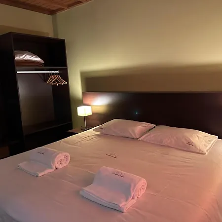 Casa Entre-palheiros E Casa Do Canastro *