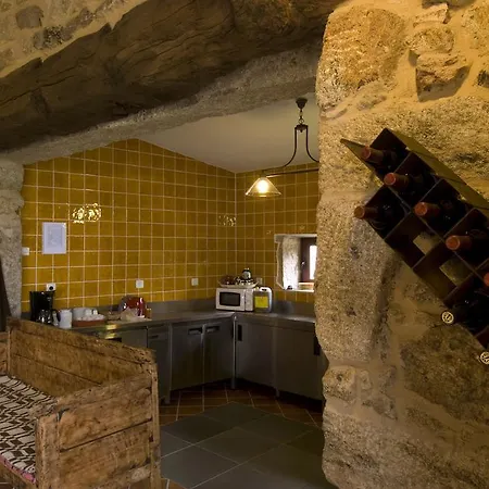 Casa Entre-palheiros E Casa Do Canastro