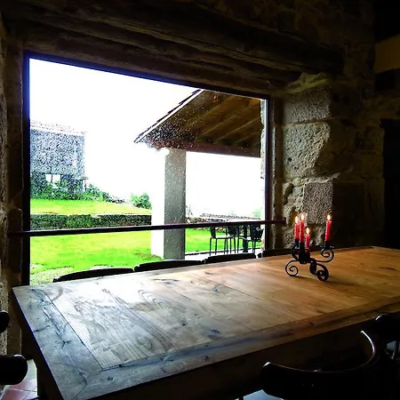 Vila Casa Entre-palheiros E Casa Do Canastro