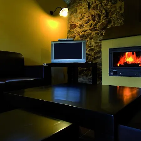 Vila Casa Entre-palheiros E Casa Do Canastro