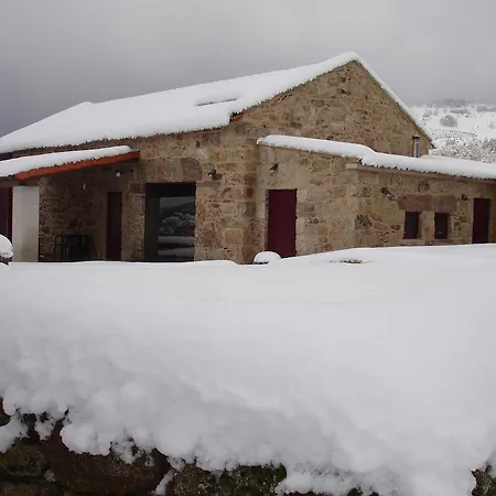 Vila Casa Entre-palheiros E Casa Do Canastro *