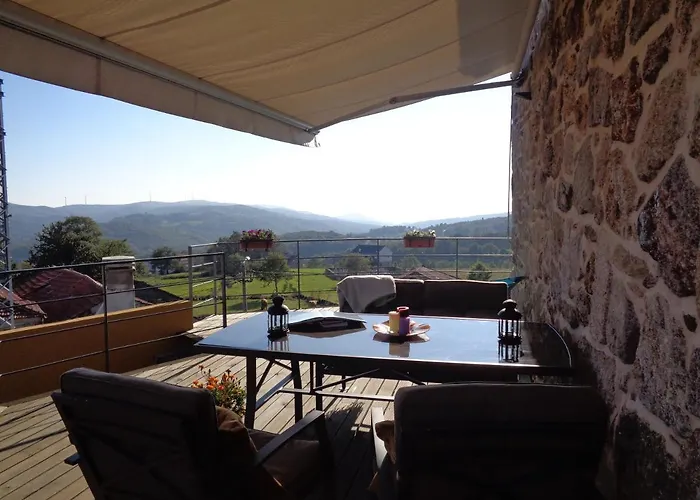 Vila Casa Entre-palheiros E Casa Do Canastro