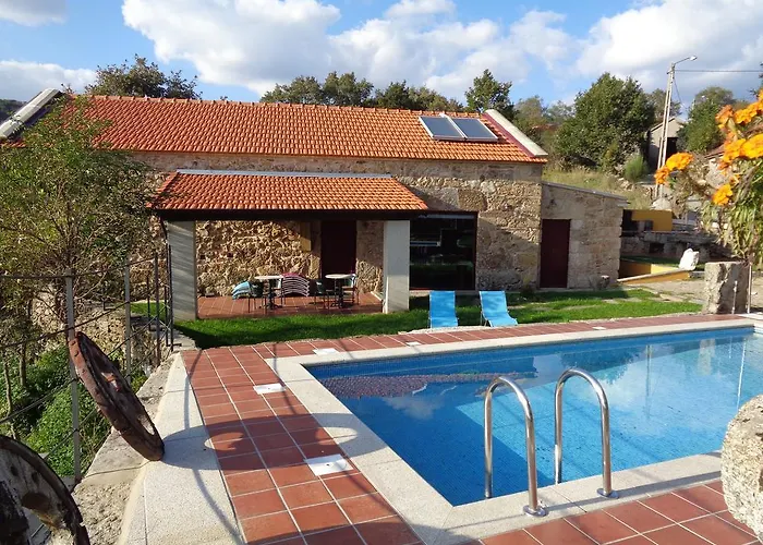 Casa Entre-palheiros E Casa Do Canastro *