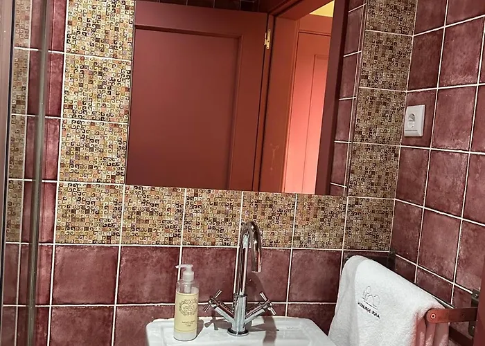 Casa Entre-palheiros E Casa Do Canastro