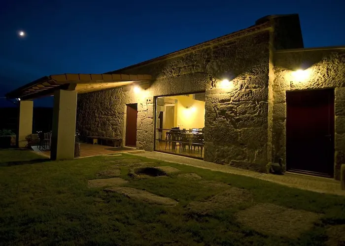 Casa Entre-palheiros E Casa Do Canastro