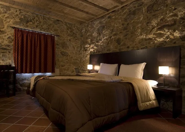 Vila Casa Entre-palheiros E Casa Do Canastro