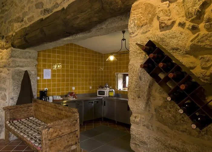 Casa Entre-palheiros E Casa Do Canastro