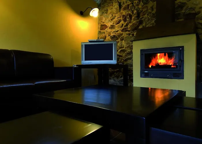 Vila Casa Entre-palheiros E Casa Do Canastro