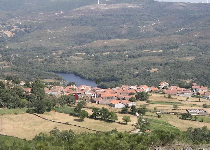 Vila Casa Entre-palheiros E Casa Do Canastro Montalegre