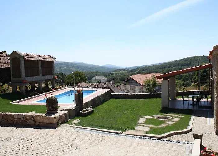 Vila Casa Entre-palheiros E Casa Do Canastro *