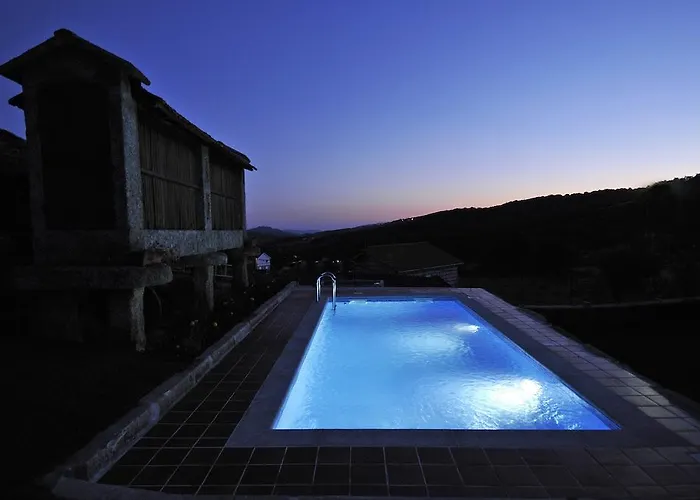 Vila Casa Entre-palheiros E Casa Do Canastro